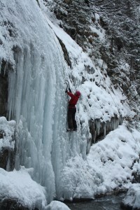 Chloé, une cascade de glace, une rivière. Faites intéragir ces trois éléments.