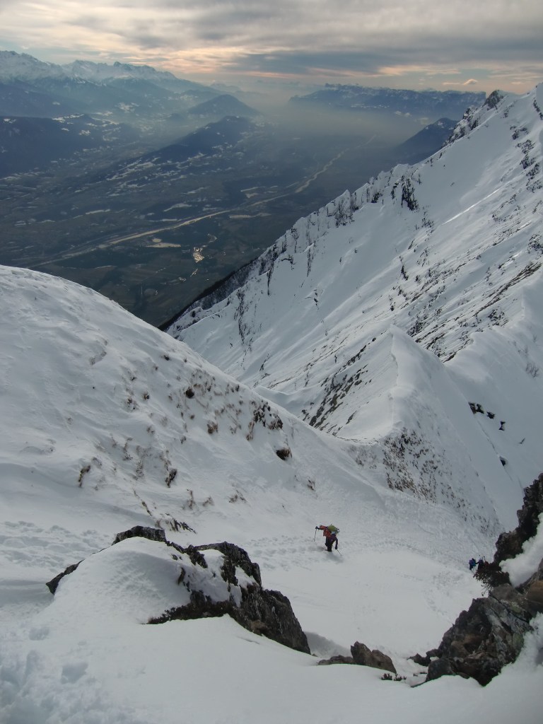 Petit passage skis sur le sac.