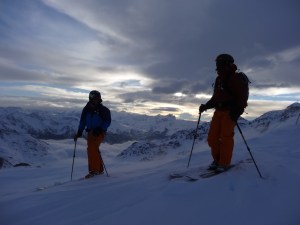 Poudreuse au crépuscule.