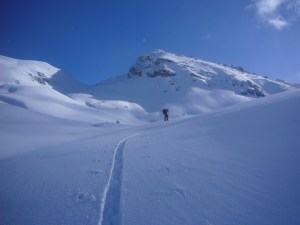 Col en vue et grand ciel bleu