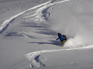 Télémark dans les pentes inférieures remplies de poudre.