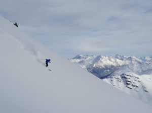 Sur cette photo se cache un monoski.